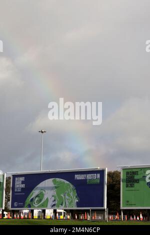 Glasgow Prestwick Airport, Prestwick, Ayrshire, Schottland, Großbritannien. Das Bild zeigt ein großes Werbesorten für die britische Klimakonferenz 2021 in Glasgow. Bekannt als COP 26. Stockfoto