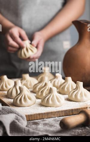 Mädchen, die Khinkali kochen, traditionelles georgianisches Gericht, selektiver Fokus Stockfoto