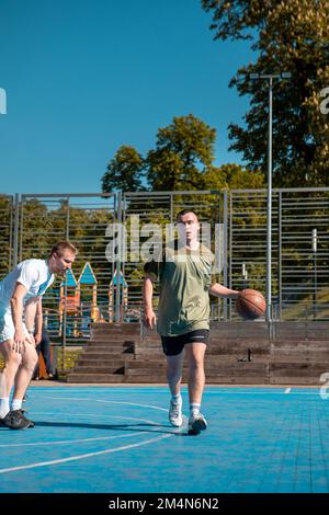 Lviv, Ukraine - 12. Mai 2022: Männer spielen Basketball im Freien Stockfoto