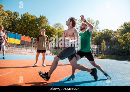 Lviv, Ukraine - 12. Mai 2022: Männer spielen Basketball im Freien Stockfoto