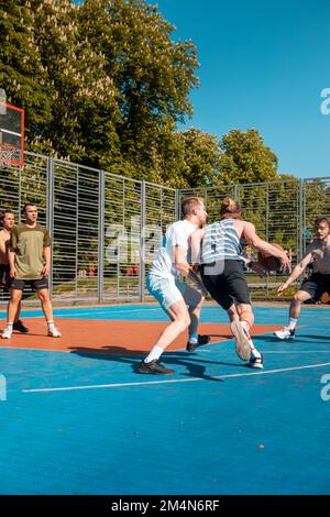 Lviv, Ukraine - 12. Mai 2022: Männer spielen Basketball im Freien Stockfoto