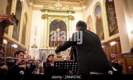 Izmir, Türkei. 21. Dezember 2022. Das Weihnachtskonzert, organisiert von Valerio Giorgio, Konsul von Italien in Izmir, ausgerichtet von St. John's Cathedral, wurde unter Beteiligung vieler türkischer und italienischer Musikliebhaber und Gäste abgehalten. In dem Konzert wurde Izmir Strings Ensemble von Sopran Ferda Konya D'Ovidio begleitet, während Dirigent Francesco D'Ovidio das klassische Musikkonzert leitete. (Foto: Idil Toffolo/Pacific Press) Kredit: Pacific Press Media Production Corp./Alamy Live News Stockfoto