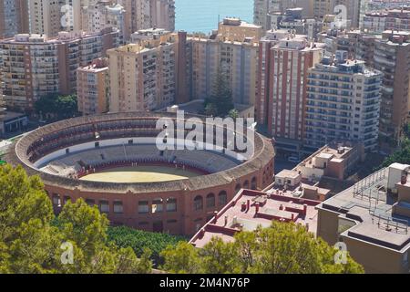 Malagueta Stierkampfarena, umgeben von Apartmentgebäuden, Malaga, Spanien, Europa Stockfoto