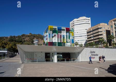 The Cube, eine farbenfrohe Glas- und Stahlkiste auf dem Pompidou Centre, moderne Kunstgalerie, Malaga, Spanien, Europa Stockfoto