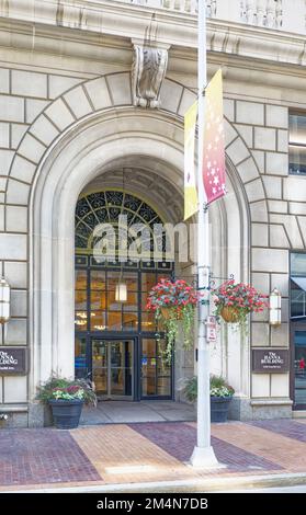 Das Wahrzeichen Hanna Building wurde 1922 erbaut. Das Hochhaus ist immer noch ein Bürogebäude, obwohl der angrenzende Anbau in Apartments umgewandelt wurde. Stockfoto