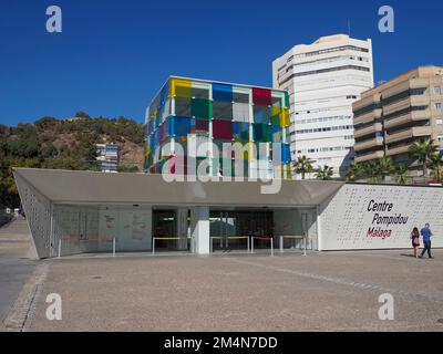 The Cube, eine farbenfrohe Glas- und Stahlkiste auf dem Pompidou Centre, moderne Kunstgalerie, Malaga, Spanien, Europa Stockfoto
