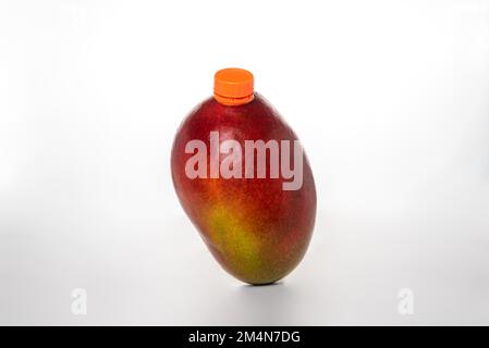 Mango, Obst, auf weißem Hintergrund, mit Ausguss zum Trinken als Saft. Stockfoto