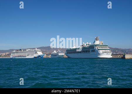 Drei Criuse-Schiffe, Norweigan Escape, Vision of the Seas und Oceania Sirena im Hafen von Malaga, Spanien, Europa Stockfoto