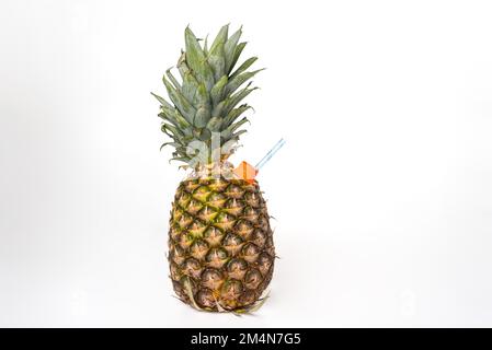 Ananas, Früchte auf weißem Hintergrund, mit einem Strohhalm im Ausguss, um wie eine Saftflasche trinken zu können. Stockfoto