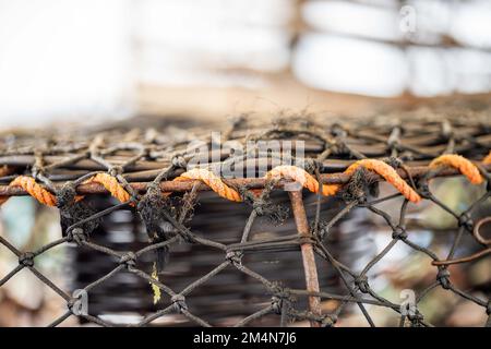 Flusskrebsttopf und Hummertopf auf der Rückseite eines Fischerboots in australien Stockfoto