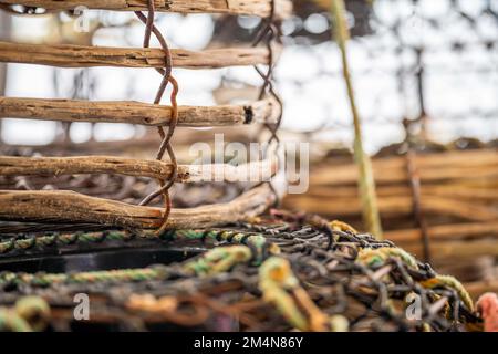 Flusskrebsttopf und Hummertopf auf der Rückseite eines Fischerboots in australien Stockfoto