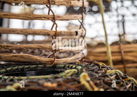 Flusskrebsttopf und Hummertopf auf der Rückseite eines Fischerboots in australien Stockfoto