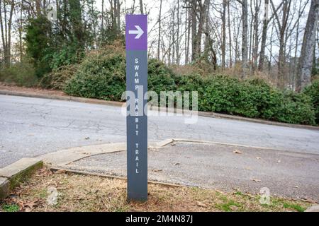 Ein vertikaler Pfosten weist auf den Fußgängerweg des Swamp Rabbit Trail in Greenville, South Carolina, hin. Stockfoto