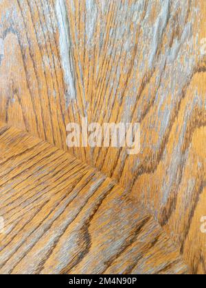 Draufsicht des Holzmusters auf dem kleinen Tisch im Garten hinter dem Haus, Draufsicht mit Blick auf den Hintergrund. Stockfoto