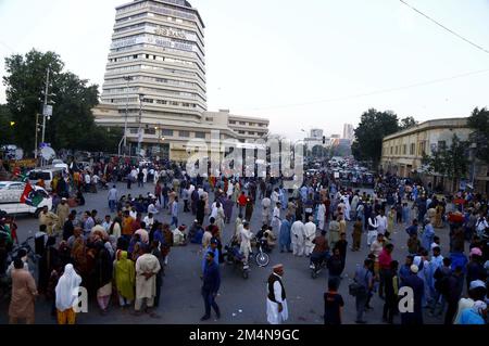 Bewohner von Lyari blockieren die Straße, während sie Protestdemonstration gegen verlängerten Strom- und Sui-Gas-Abwurf in ihrem Gebiet durchführen, organisiert von der People Party (PPP), die am Donnerstag, den 22. Dezember 2022 in der Shaheen Complex Road nahe CM House in Karatschi stattfand. Stockfoto