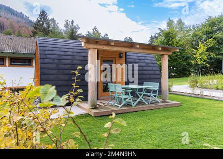 Winzige Holzhäuser auf dem Campingplatz in Goslar, Harz, Niedersachsen in Deutschland Stockfoto