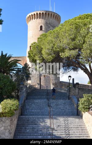 Palma, Spanien - 8. November 2022: Torre de Homenaje am Castel de Bellver mit Blick auf Palma, Mallorca Stockfoto