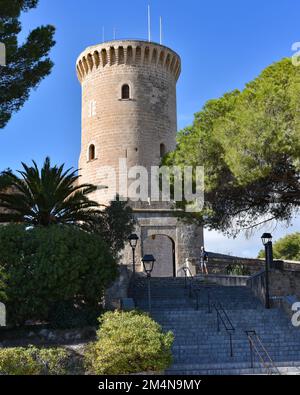 Palma, Spanien - 8. November 2022: Torre de Homenaje am Castel de Bellver mit Blick auf Palma, Mallorca Stockfoto