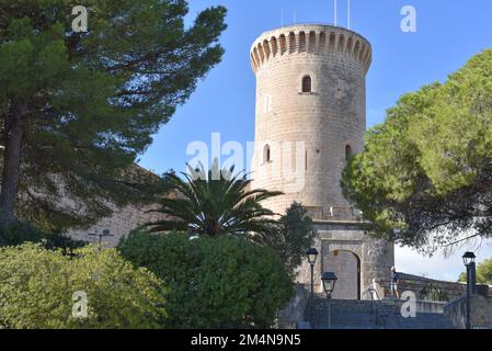 Palma, Spanien - 8. November 2022: Torre de Homenaje am Castel de Bellver mit Blick auf Palma, Mallorca Stockfoto