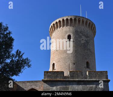 Palma, Spanien - 8. November 2022: Torre de Homenaje am Castel de Bellver mit Blick auf Palma, Mallorca Stockfoto