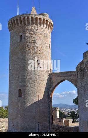 Palma, Spanien - 8. November 2022: Torre de Homenaje am Castel de Bellver mit Blick auf Palma, Mallorca Stockfoto