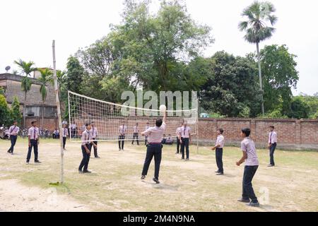 Schülerinnen, die Volleyballfotos spielen Stockfoto