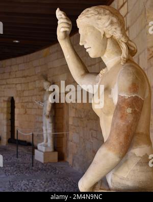 Palma, Spanien - 8. November 2022: Statuen von Julius Ceasar und römischen Kaisern in Castell de Bellver, Palma de Mallorca Stockfoto