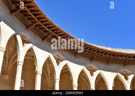 Palma, Spanien - 8. November 2022: Castel de Bellver, eine runde Burg mit Blick auf Palma, Mallorca Stockfoto