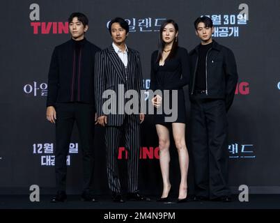 Seoul, Südkorea. 22. Dezember 2022. (L bis R) südkoreanischer Schauspieler Sung Joon, Schauspieler Kim Nam-gil, Schauspielerin Lee Da-hee und Schauspieler und Gesang Cha Eun-woo, Fotoanruf während einer Pressekonferenz der neuen Serie "Insel" von Tving in Seoul, Südkorea, am 22. Dezember 2022. Die Serie erzählt Fantasy Exorcism Story auf der Insel Jeju, die am 30. Dezember in Südkorea veröffentlicht wird. Die Premiere findet am selben Tag weltweit auf Amazon Prime Video statt. (Foto: Lee Young-ho/Sipa USA) Guthaben: SIPA USA/Alamy Live News Stockfoto