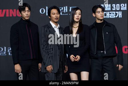 Seoul, Südkorea. 22. Dezember 2022. (L bis R) südkoreanischer Schauspieler Sung Joon, Schauspieler Kim Nam-gil, Schauspielerin Lee Da-hee und Schauspieler und Gesang Cha Eun-woo, Fotoanruf während einer Pressekonferenz der neuen Serie "Insel" von Tving in Seoul, Südkorea, am 22. Dezember 2022. Die Serie erzählt Fantasy Exorcism Story auf der Insel Jeju, die am 30. Dezember in Südkorea veröffentlicht wird. Die Premiere findet am selben Tag weltweit auf Amazon Prime Video statt. (Foto: Lee Young-ho/Sipa USA) Guthaben: SIPA USA/Alamy Live News Stockfoto