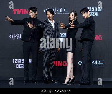 Seoul, Südkorea. 22. Dezember 2022. (L bis R) südkoreanischer Schauspieler Sung Joon, Schauspieler Kim Nam-gil, Schauspielerin Lee Da-hee und Schauspieler und Gesang Cha Eun-woo, Fotoanruf während einer Pressekonferenz der neuen Serie "Insel" von Tving in Seoul, Südkorea, am 22. Dezember 2022. Die Serie erzählt Fantasy Exorcism Story auf der Insel Jeju, die am 30. Dezember in Südkorea veröffentlicht wird. Die Premiere findet am selben Tag weltweit auf Amazon Prime Video statt. (Foto: Lee Young-ho/Sipa USA) Guthaben: SIPA USA/Alamy Live News Stockfoto