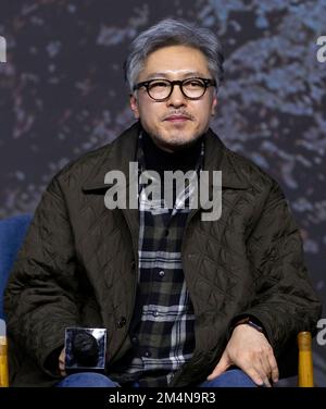 Seoul, Südkorea. 22. Dezember 2022. Regisseur BAE Jong während einer Pressekonferenz der neuen Serie „Island“ von Tving am 22. Dezember 2022 in Seoul, Südkorea. Die Serie erzählt Fantasy Exorcism Story auf der Insel Jeju, die am 30. Dezember in Südkorea veröffentlicht wird. Die Premiere findet am selben Tag weltweit auf Amazon Prime Video statt. (Foto: Lee Young-ho/Sipa USA) Guthaben: SIPA USA/Alamy Live News Stockfoto