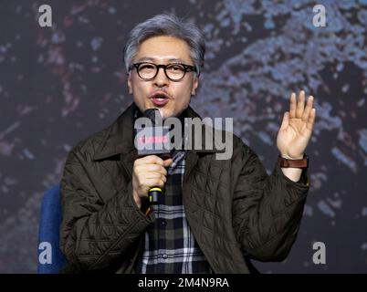 Seoul, Südkorea. 22. Dezember 2022. Regisseur BAE Jong während einer Pressekonferenz der neuen Serie „Island“ von Tving am 22. Dezember 2022 in Seoul, Südkorea. Die Serie erzählt Fantasy Exorcism Story auf der Insel Jeju, die am 30. Dezember in Südkorea veröffentlicht wird. Die Premiere findet am selben Tag weltweit auf Amazon Prime Video statt. (Foto: Lee Young-ho/Sipa USA) Guthaben: SIPA USA/Alamy Live News Stockfoto