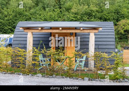 Winzige Holzhäuser auf dem Campingplatz in Goslar, Harz, Niedersachsen in Deutschland Stockfoto