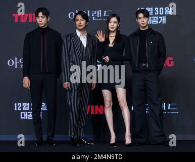 Seoul, Südkorea. 22. Dezember 2022. (L bis R) südkoreanischer Schauspieler Sung Joon, Schauspieler Kim Nam-gil, Schauspielerin Lee Da-hee und Schauspieler und Gesang Cha Eun-woo, Fotoanruf während einer Pressekonferenz der neuen Serie "Insel" von Tving in Seoul, Südkorea, am 22. Dezember 2022. Die Serie erzählt Fantasy Exorcism Story auf der Insel Jeju, die am 30. Dezember in Südkorea veröffentlicht wird. Die Premiere findet am selben Tag weltweit auf Amazon Prime Video statt. (Foto: Lee Young-ho/Sipa USA) Guthaben: SIPA USA/Alamy Live News Stockfoto