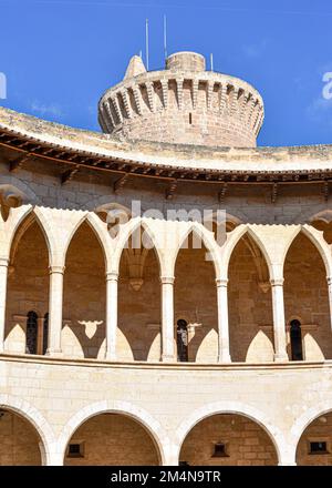 Palma, Spanien - 8. November 2022: Castel de Bellver, eine runde Burg mit Blick auf Palma, Mallorca Stockfoto