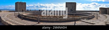 Palma, Spanien - 8. November 2022: Castel de Bellver, eine runde Burg mit Blick auf Palma, Mallorca Stockfoto