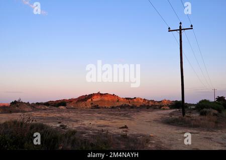 Landschafts- und Telegrafenmasten in der Dämmerung nahe Antimacheia auf Kos, griechenland Stockfoto