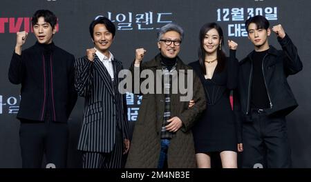 Seoul, Südkorea. 22. Dezember 2022. (L bis R) südkoreanische Schauspielerin und Gesang Cha Eun-woo, Schauspieler Kim Nam-gil, Regisseur BAE Jong, Schauspielerin Lee Da-hee und Schauspieler Sung Joon, Fotoanruf während einer Pressekonferenz zu Tvings neuer Serie "Island" in Seoul, Südkorea, am 22. Dezember 2022. Die Serie erzählt Fantasy Exorcism Story auf der Insel Jeju, die am 30. Dezember in Südkorea veröffentlicht wird. Die Premiere findet am selben Tag weltweit auf Amazon Prime Video statt. (Foto: Lee Young-ho/Sipa USA) Guthaben: SIPA USA/Alamy Live News Stockfoto