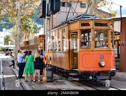 Port de Soller, Mallorca, Spanien - 11. November 2022: Straßenbahn Ferrocarril in der Touristenstadt Soller Stockfoto