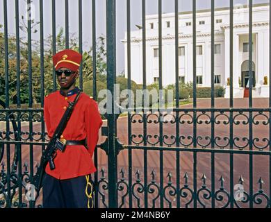 Der Soldat steht vor dem Präsidentenpalast in Dakar, Senegal, Wache Stockfoto