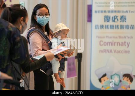 Die Menschen stehen in der Warteschlange, um BioNTech-Impfstoff im Impfzentrum des Hong Kong Children's Hospital in Kai Tak zu erhalten. Ab November 9 werden die vier Children Community Vaccination Centres (CCVCs) Impfdienste für Kinder im Alter zwischen 6 Monaten und 4 Jahren mit der BioNTech-Impfstoffformulierung für Kleinkinder anbieten. 09NOV22 SCMP/Sam Tsang Stockfoto