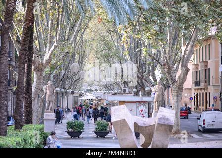 Palma, Mallorca, Spanien - 12. November 2022: Blick entlang des von Bäumen gesäumten Las Ramblas Boulevard Stockfoto
