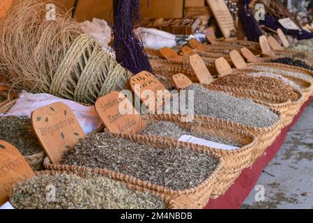 Pollensa, Mallorca, Spanien - 12. November 2022: Getrocknete Kräuter und Gewürze werden an einem Marktstand in Pollensa verkauft Stockfoto