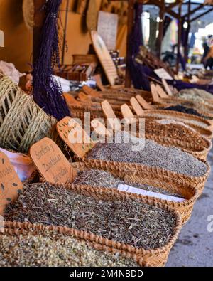 Pollensa, Mallorca, Spanien - 12. November 2022: Getrocknete Kräuter und Gewürze werden an einem Marktstand in Pollensa verkauft Stockfoto