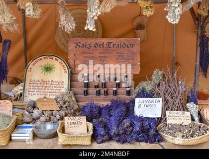 Pollensa, Mallorca, Spanien - 12. November 2022: Getrocknete Kräuter und Gewürze werden an einem Marktstand in Pollensa verkauft Stockfoto