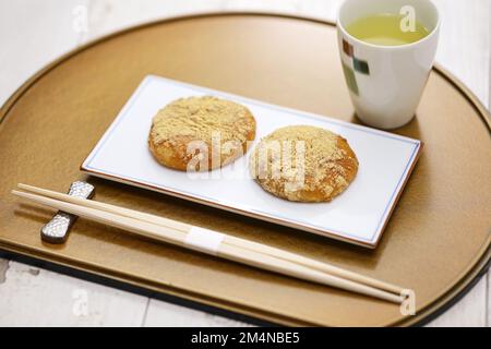 Kinako Mochi (Reiskuchen mit pulvergeröstetem Sojabohnenmehl und Zucker), ein traditionelles japanisches Dessert Stockfoto