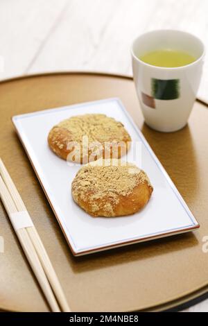 Kinako Mochi (Reiskuchen mit pulvergeröstetem Sojabohnenmehl und Zucker), ein traditionelles japanisches Dessert Stockfoto