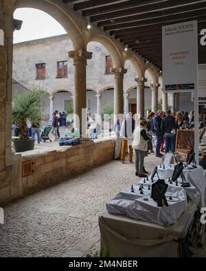 Pollensa, Mallorca, Spanien - 12. November 2022: Lokaler Kunsthandwerksstand in den Straßen von Pollensa Stockfoto