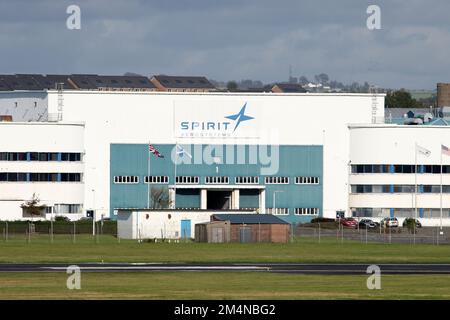 Spirit Aerosystems Building, Monkton, Prestwick Scotland, Großbritannien. Blick auf die andere Landebahn vom Flughafen Glasgow Prestwick. Das Art déco-Gebäude begann 1938 im Bellahouston Park in Glasgow als Palast der Technik während der Empire Exhibition. Es wurde 1941 während des Zweiten Weltkriegs demontiert und nach Prestwick verlegt. Stockfoto